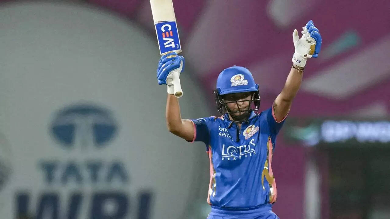 MI vs GG, WPL Live: Mumbai lean on captain Harmanpreet Kaur in tense chase