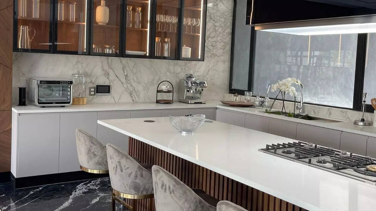 A kitchen counter with a bar