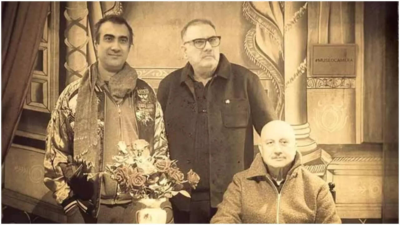 Boman Irani drops a pic from sets of 'Khosla Ka Ghosla 2'