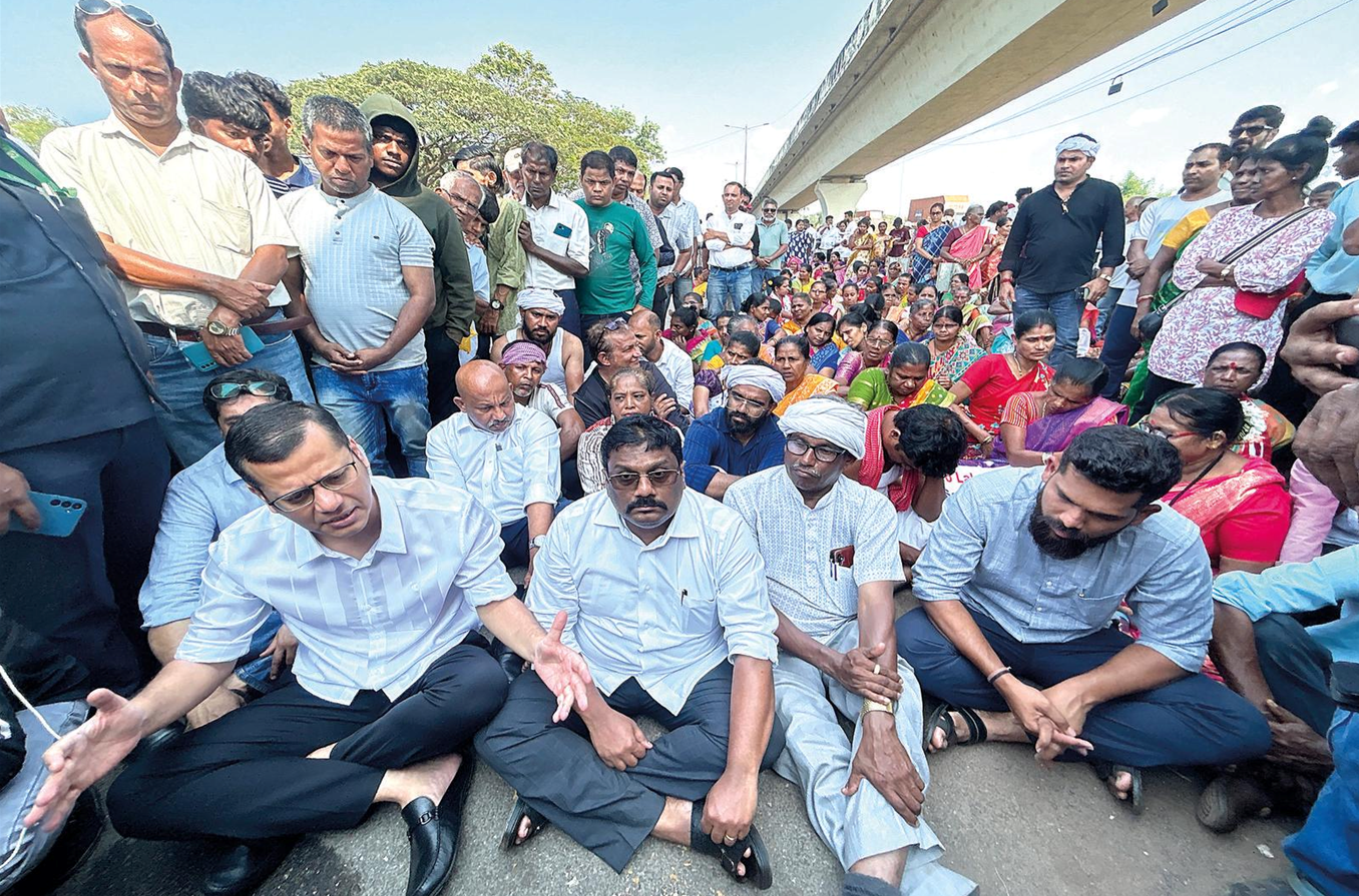 Opposition MLAs stage sit-in protest in assembly over Unity Mall project