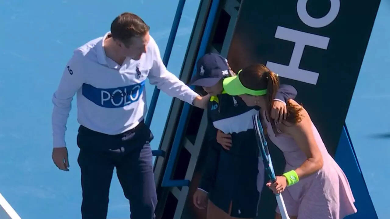 Ball girl collapses; match stopped at Australian Open — Watch