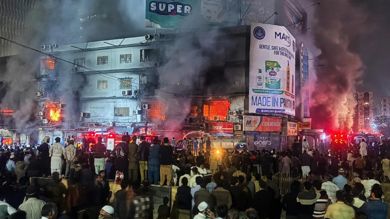 Massive blaze at Karachi mall: Firefighter among six killed, many feared trapped – video