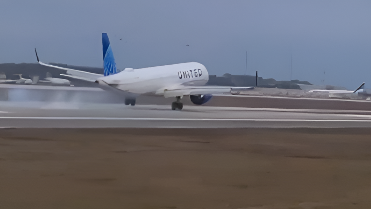 ‘Mechanical issue’: United flight narrowly avoids crash landing in Orlando; videos shows close-call