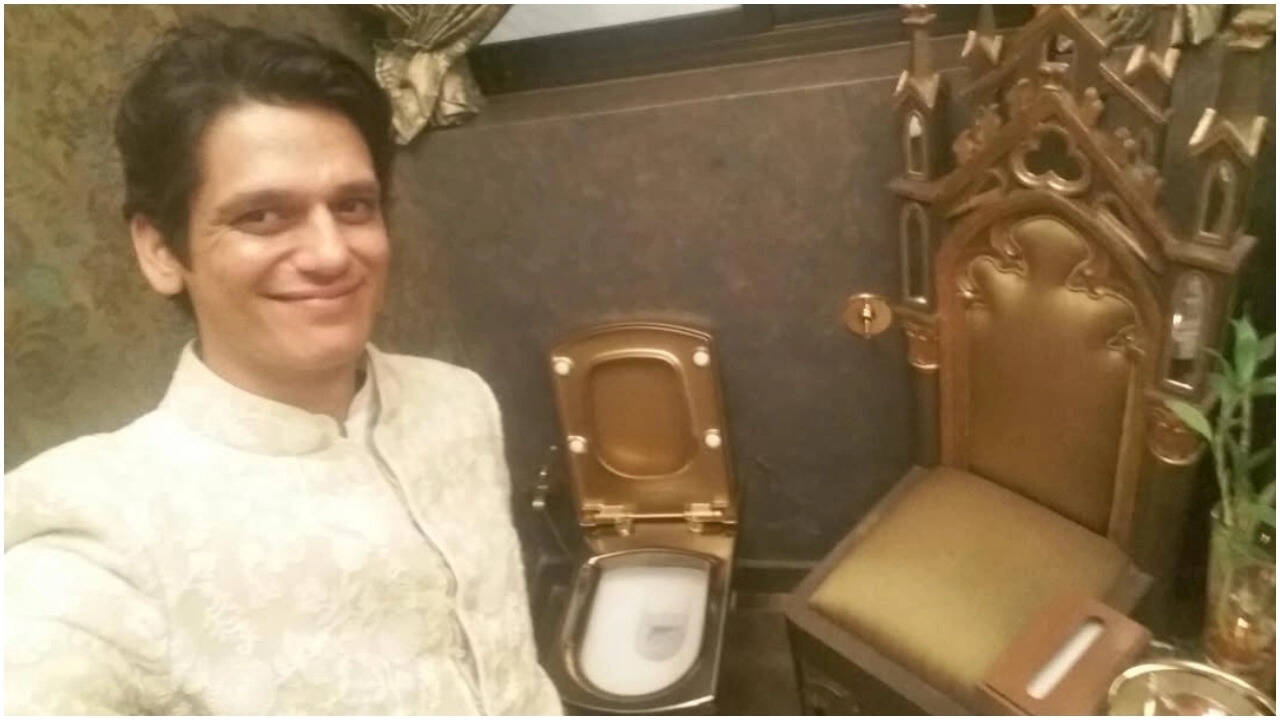 Vijay Varma's 2016 selfie with Bachchan's golden toilet