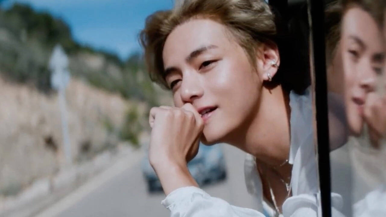 BTS star V has his first on-screen 'KISS' - WATCH