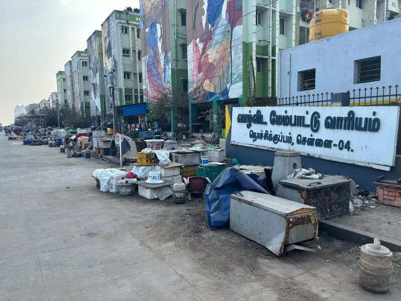 Fish vendors shun GCC market, continue encroaching upon Loop road pavements