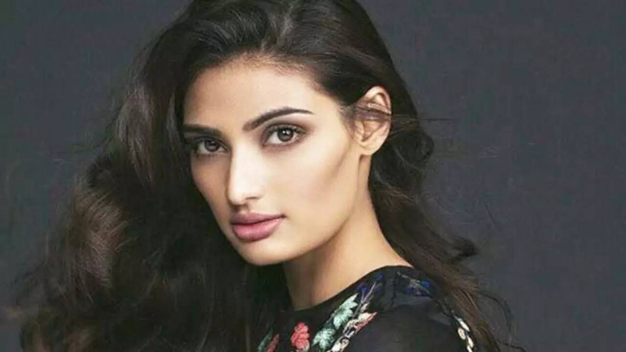 Athiya Shetty cheers 'Border 2' producer Nidhi Dutta