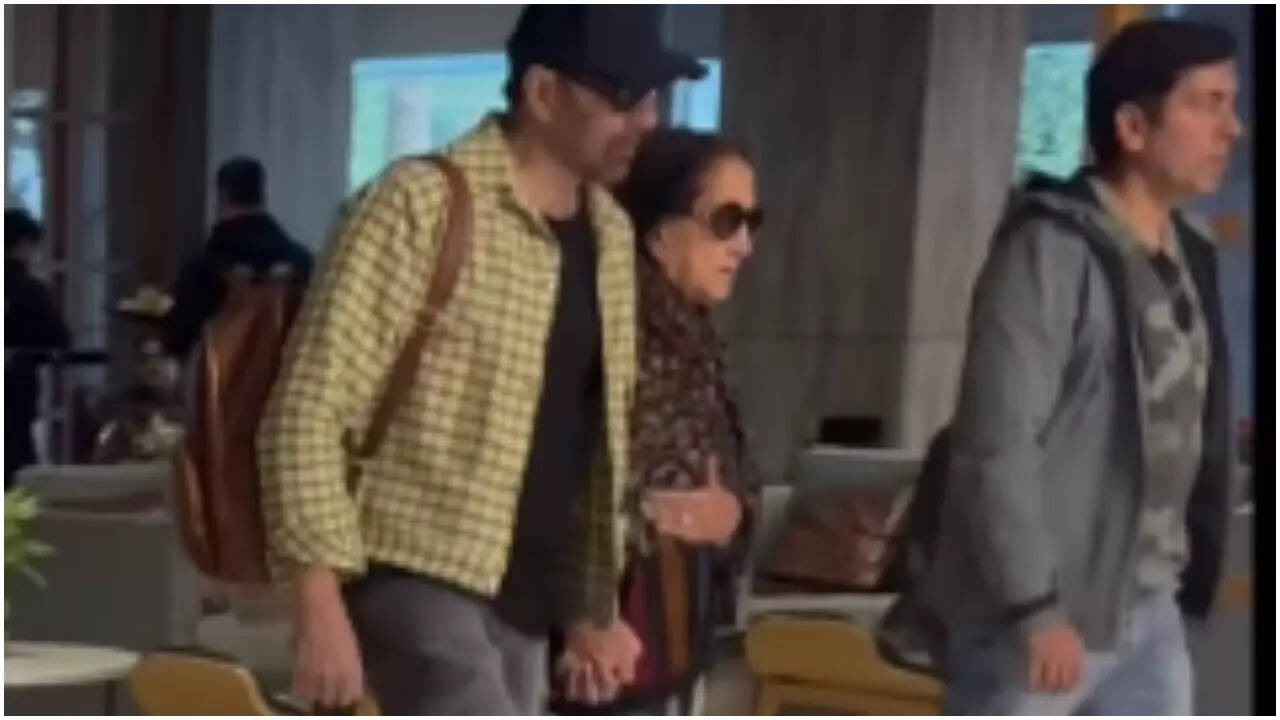 Border 2: Sunny holds mother's hand, video goes viral