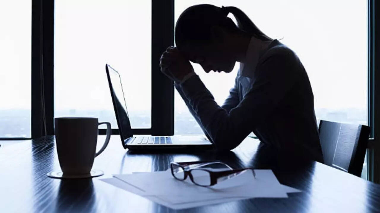 Vastu Tips For Work Stress: Practical remedies can boost focus; try decluttering and color changes