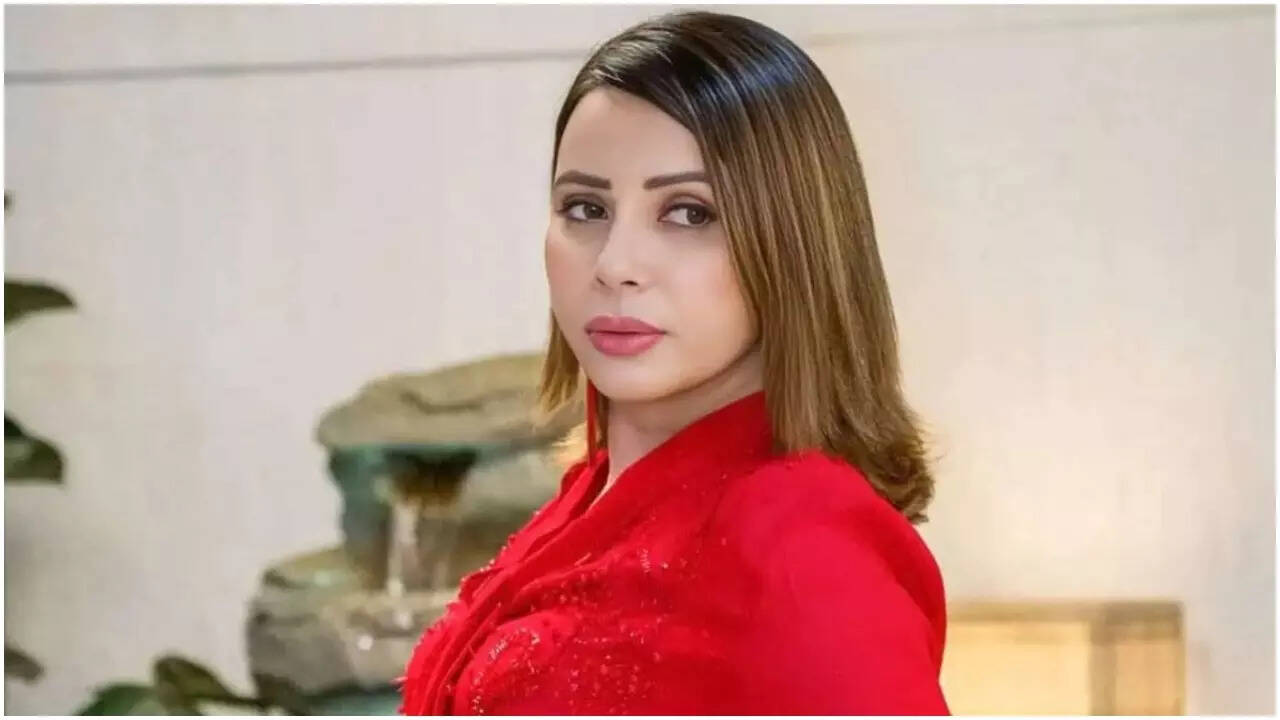 Rozlyn khan hospitalised in Mumbai after Delhi trip