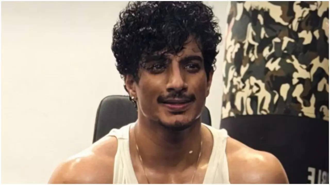 Palaash Muchhal flexes his muscles in gym