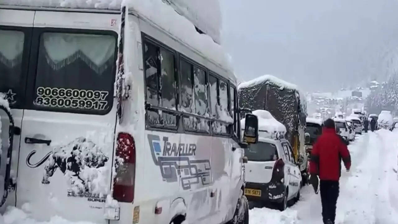8-km highway jam leaves hundreds of tourists stranded in Manali; forced to trek 10-20km with luggage