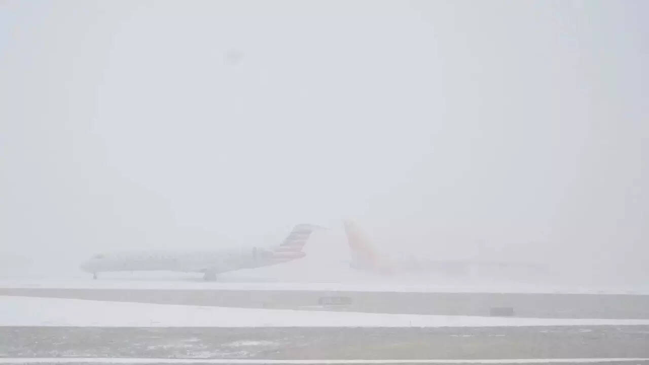 Winter storm grounds US air travel: Over 10k flights cancelled as snow batters major hubs