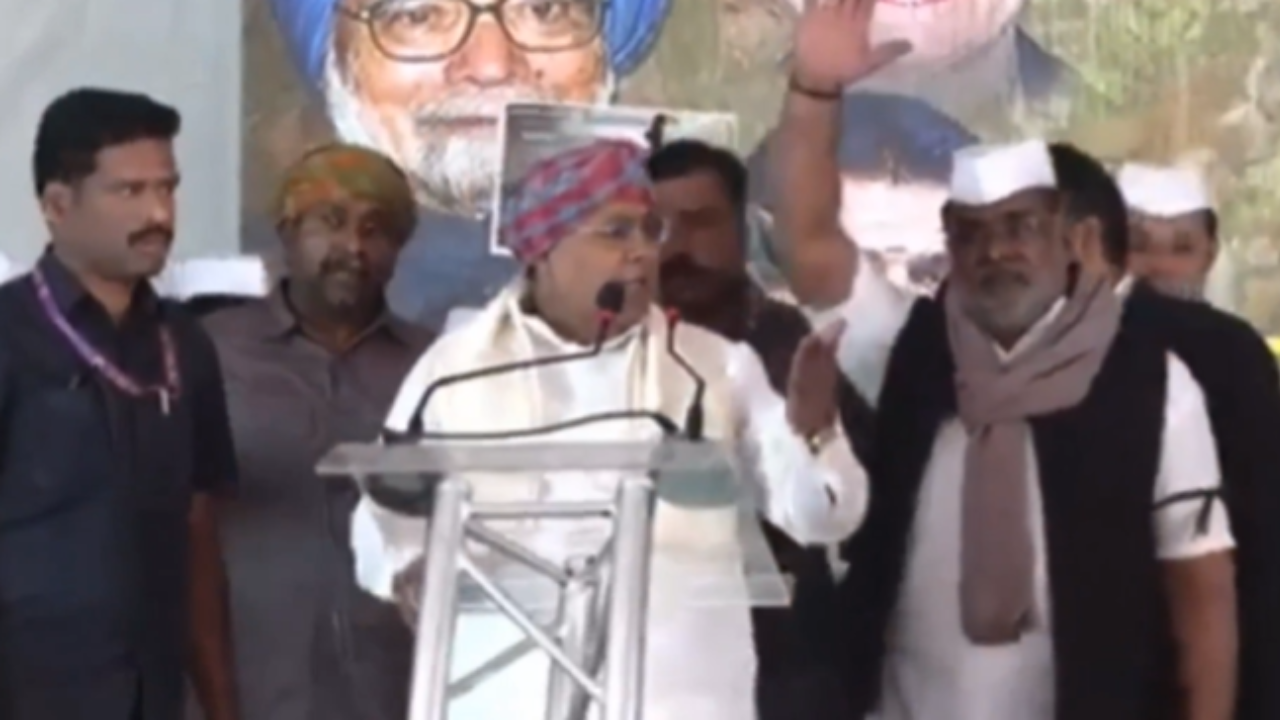 'Aye! Who's screaming DK, DK': Sidda loses cool as youth Cong leaders chant DKS slogans