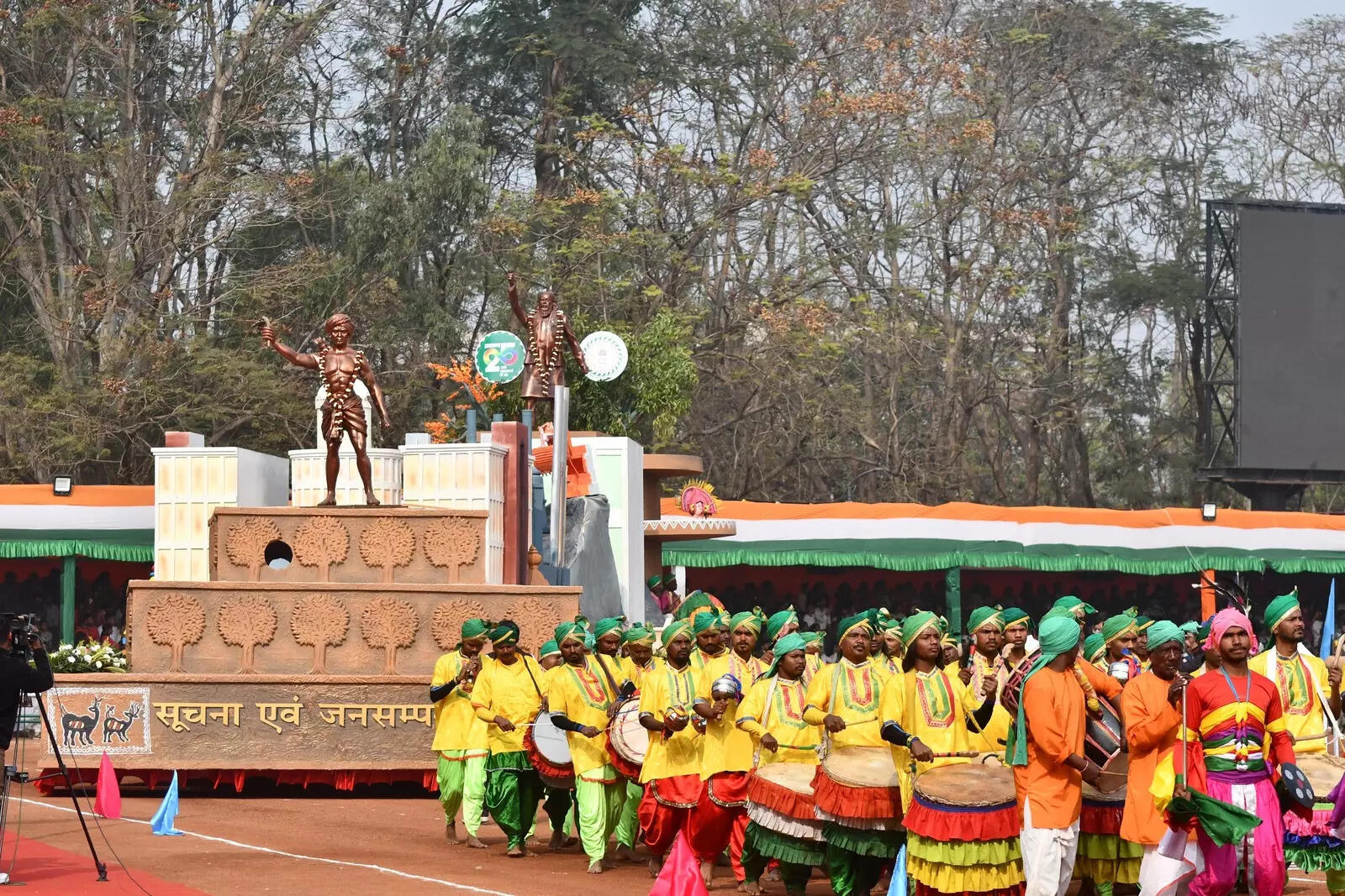 Various districts in Jharkhand observe Republic Day with pride; Honoring martyrs and leaders enhances community spirit