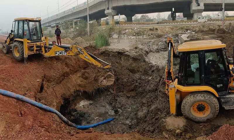 Breach in key pipeline sends water supply haywire, Gurgaon new sectors along Dwarka Expressway worst hit, repairs on