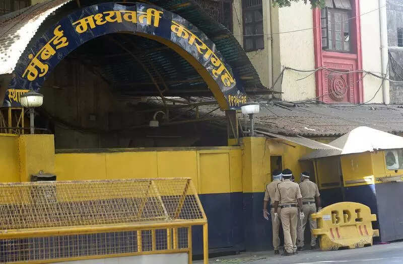 Undertrial inmate attacks Mumbai constable