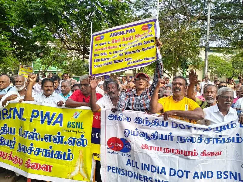 BSNL retirees step up agitation in city