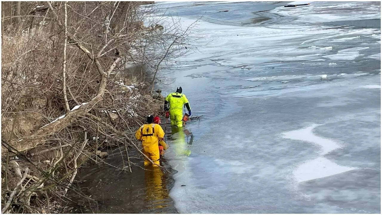 Helicopter crashes into Meramec River at Missouri state park; all passengers escape with 'minor injuries'