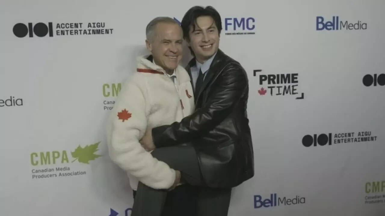 Hudson strikes a pose with Canadian PM- WATCH