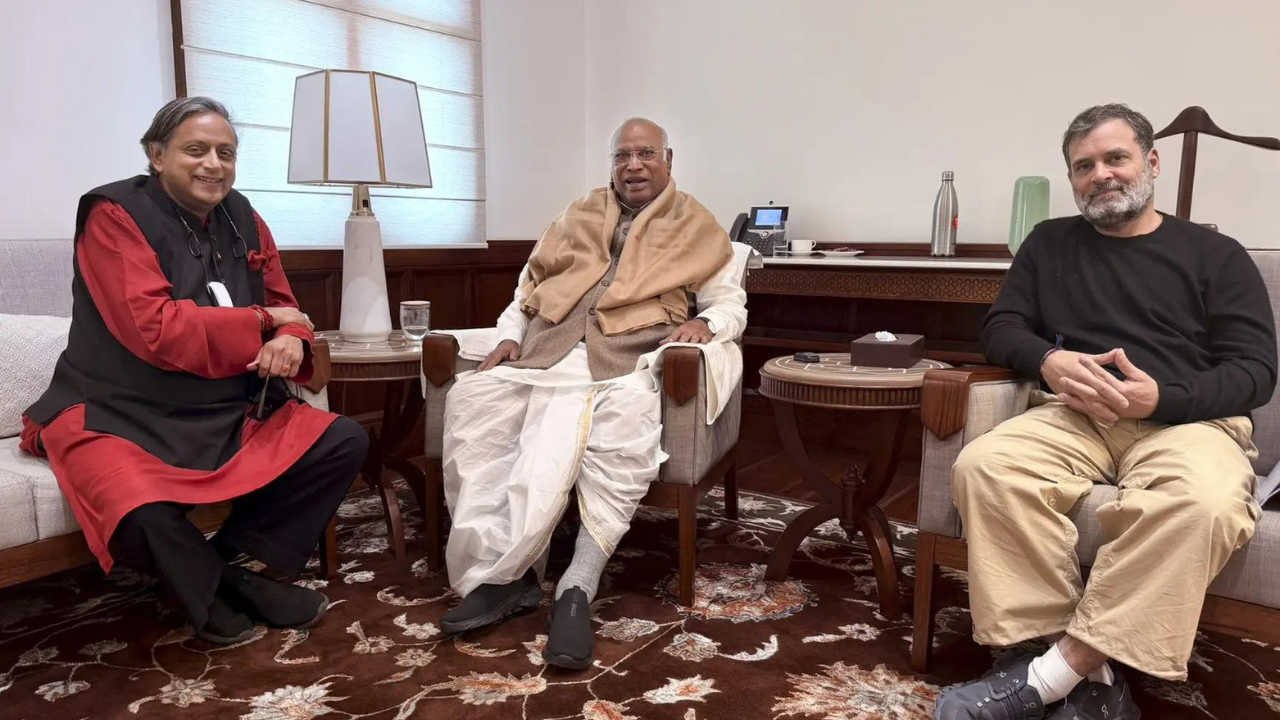 'Strong voice against communalism': Tharoor praises Rahul; what he said on differences with party