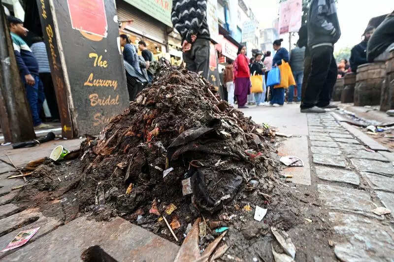 Undone by lack of funds, Chandni Chowk stretch reverts to type