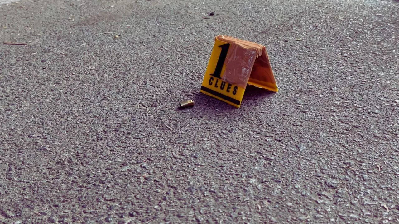 Armed robbers shoot cloth merchant, escape with Rs 6 lakh in Hyderabad