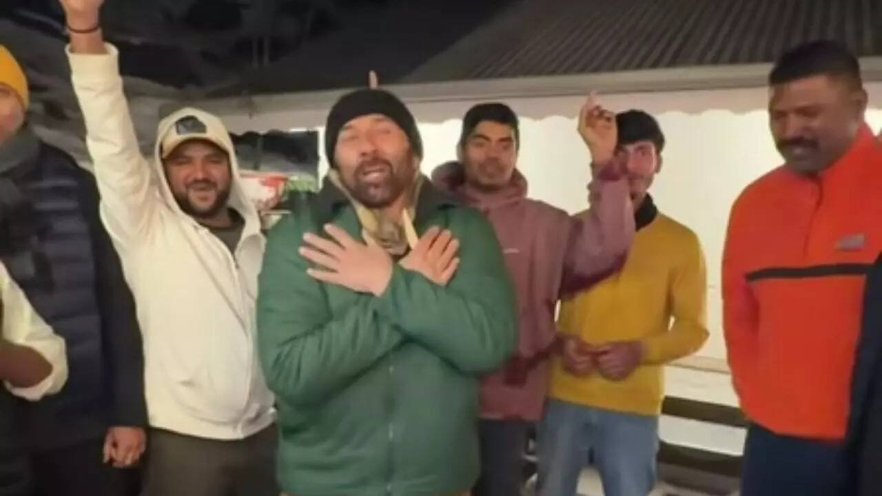 Sunny Deol cuts the cake celebrating ‘Border 2’ - Watch