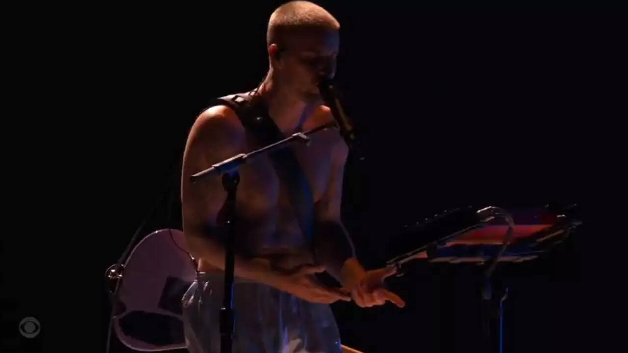 Justin performs in his underwear - WATCH