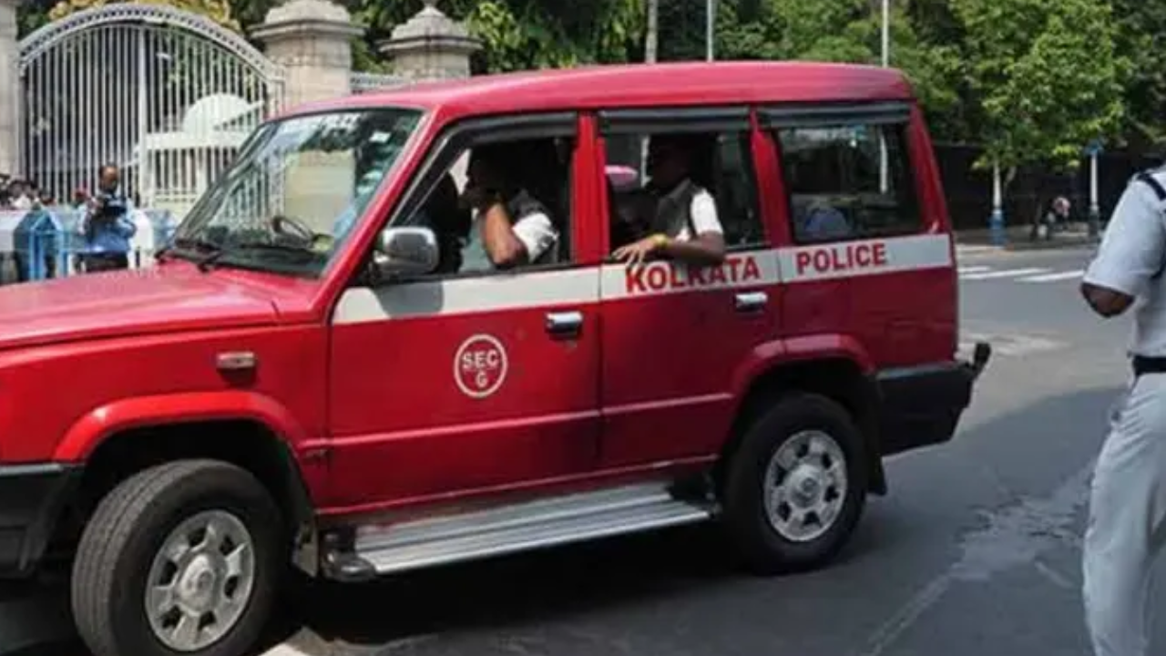 Bombs hurled, bullets fly, and stones pelted as two groups clash over control in Kolkata's Kankulia; 2 injured, several vehicles damaged