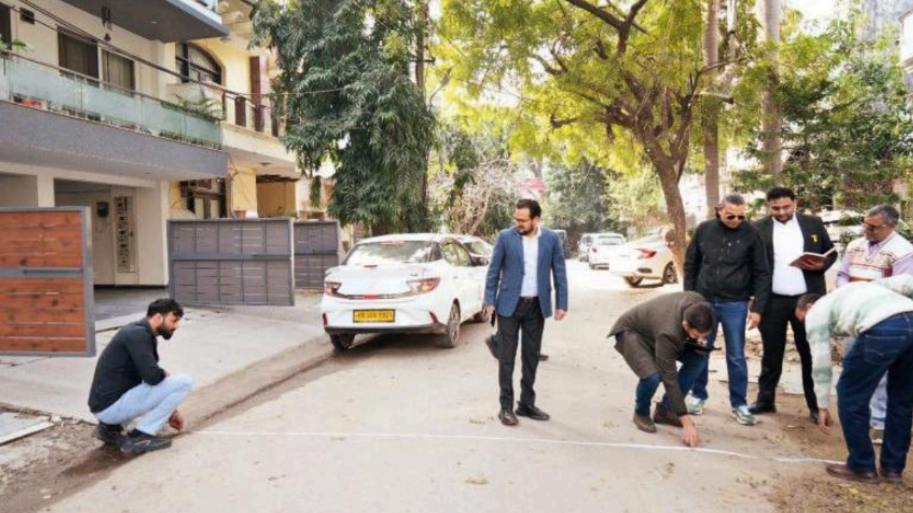 Parked cars, house ramps &amp; utilities shrink roads in Gurgaon, finds HC court panel