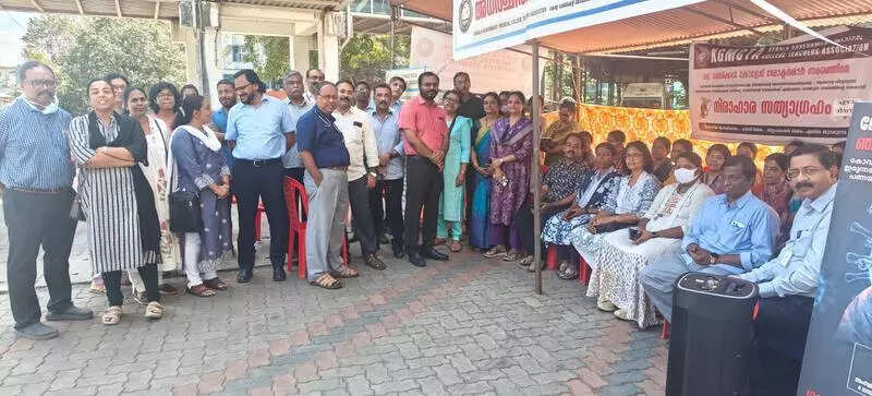 Med college docs suspend op boycott