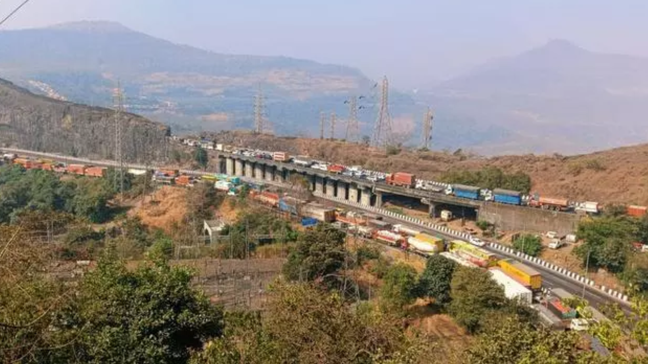 1,000s stranded for 32 hours on Mumbai-Pune expressway as gas tanker overturns