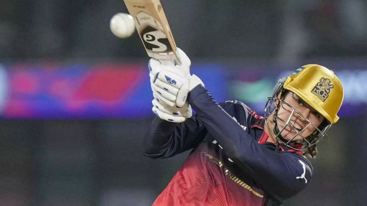WPL Final, RCB vs DC: Chinelle Henry removes Grace Harris as RCB in trouble chasing 204