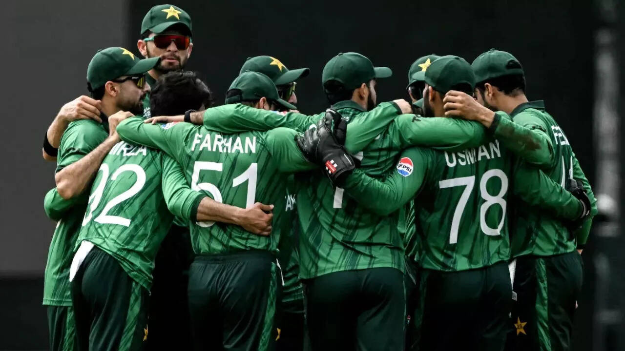 T20 WC: Farhan, Babar lead Pakistan's run chase