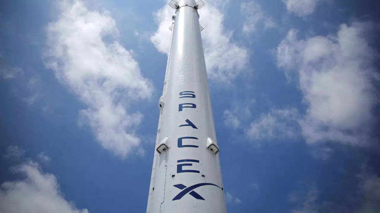 Elon Musk’s SpaceX focuses on moon mission, delays Mars plans for 2027 lunar landing