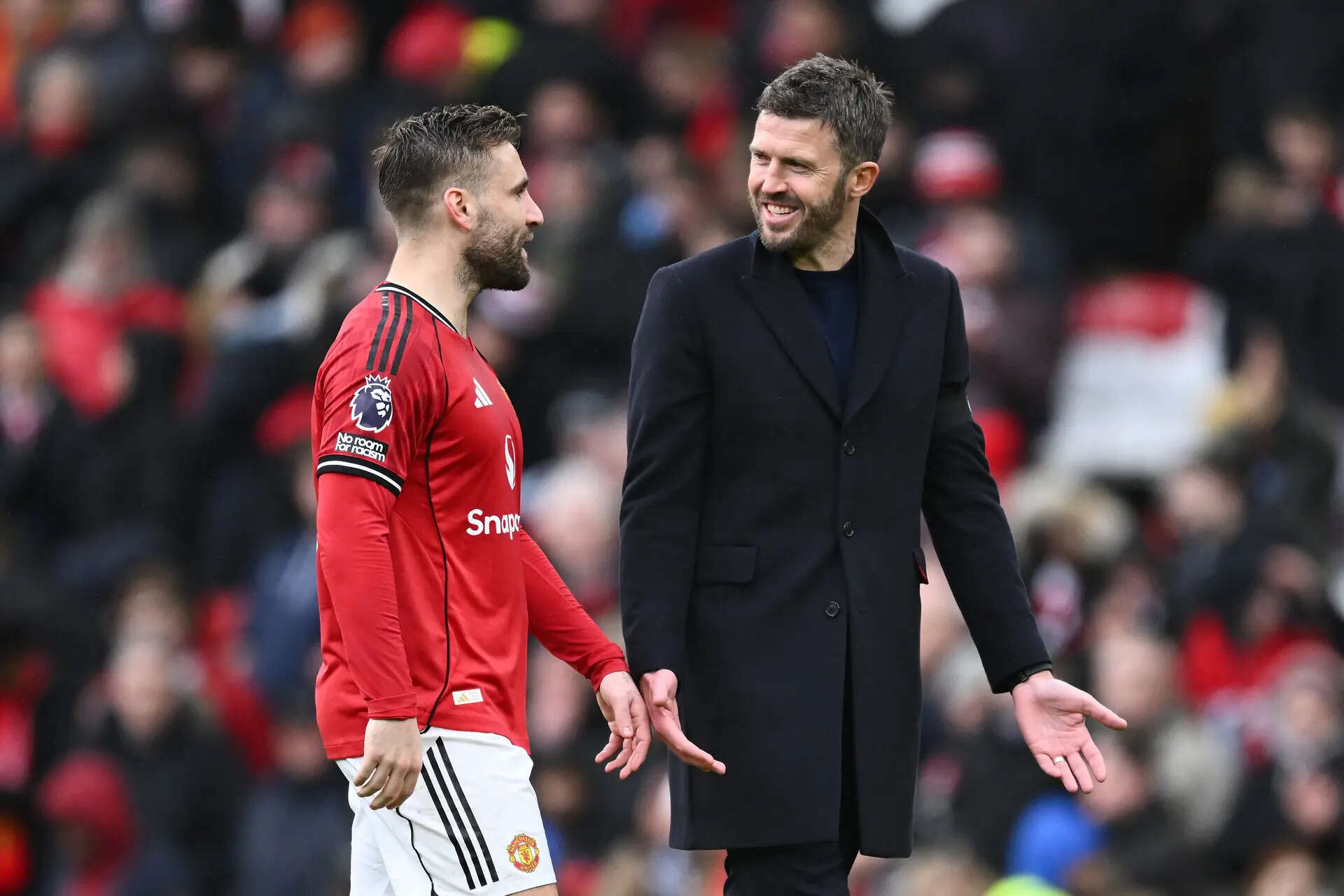 Carrick keeps Manchester United flying; Arsenal stretch lead at the top