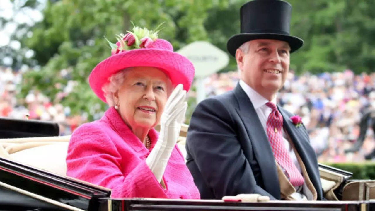 Queen Elizabeth's response to Prince Andrew's Epstein links revealed: 'Full support from mum'