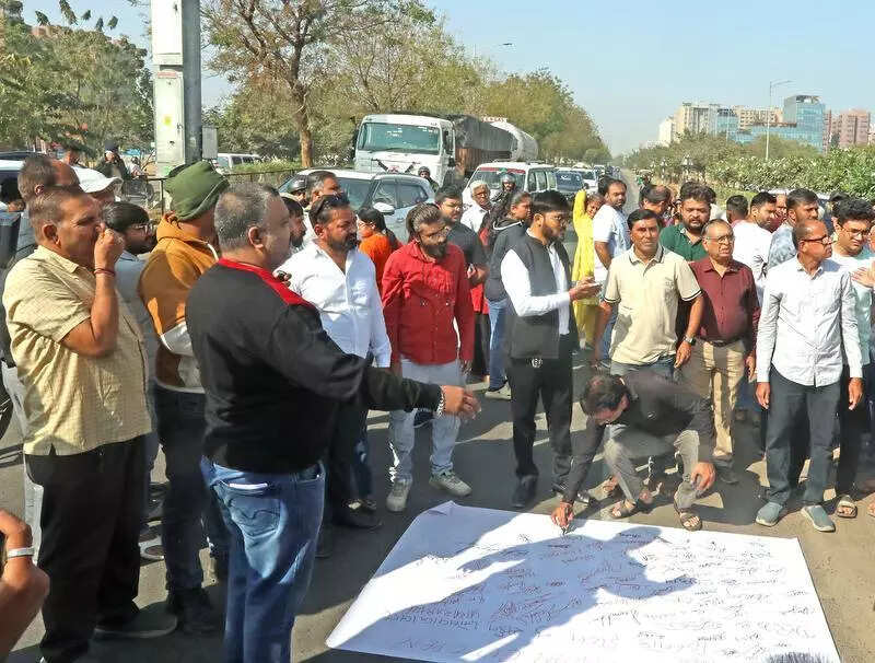 Closure of median on SP Ring Rd triggers chaos, clash with police