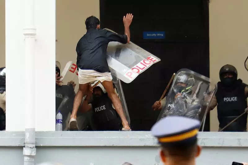 Police clear SFI protesters after campus stand-off