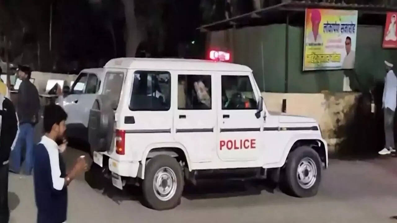 6 dead as car rams into trailer on Jaipur-Agra national highway