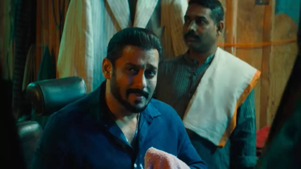 The Seven Dogs: Salman woos fans with English accent