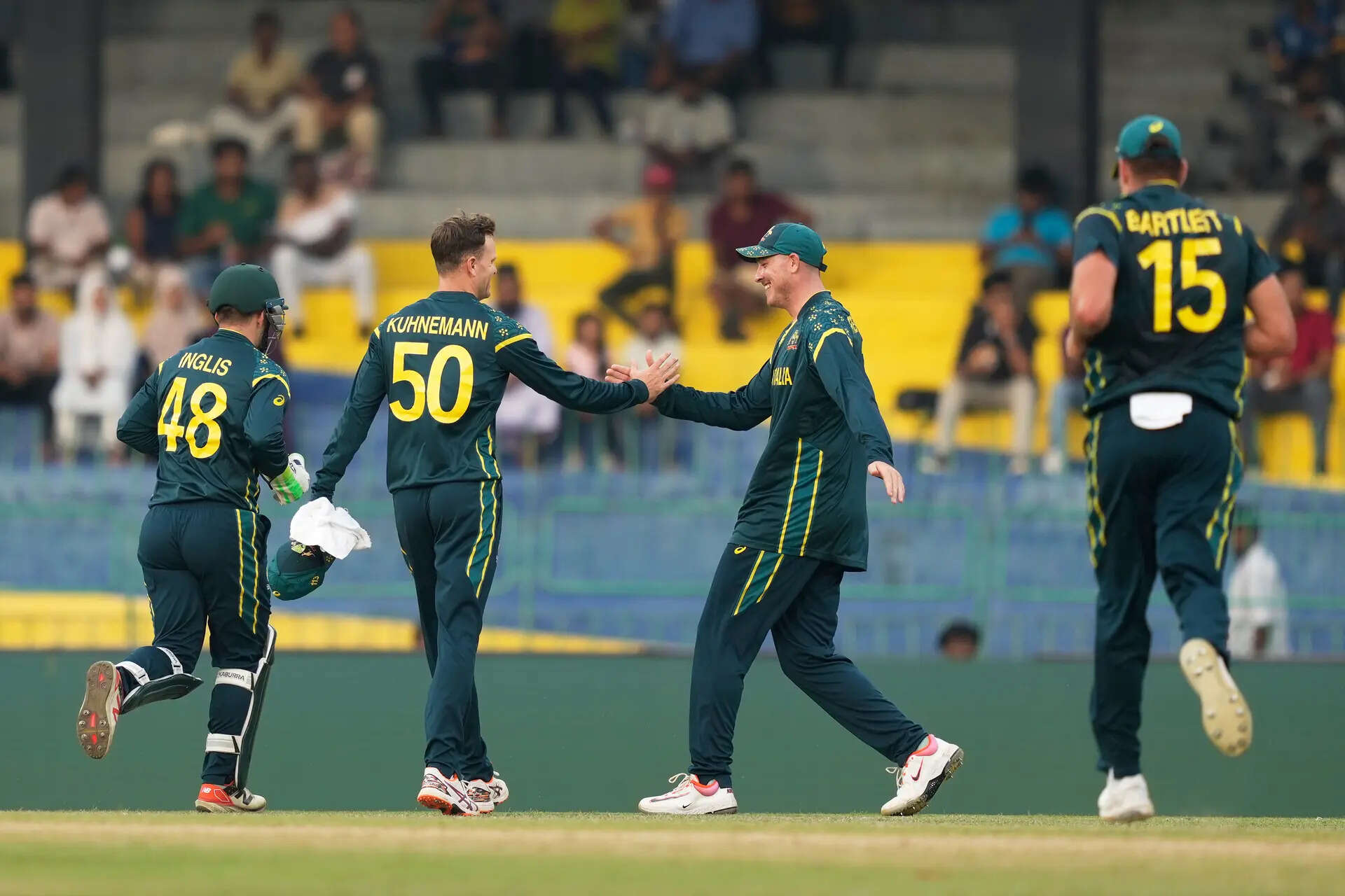 T20 World Cup: Renshaw falls as Australia lose fifth wicket