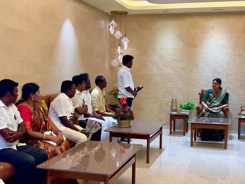 Sasikala weighs poll options, meets loyalists and supporters
