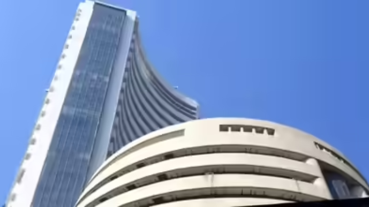 Sensex falls 559 pts on IT selloff