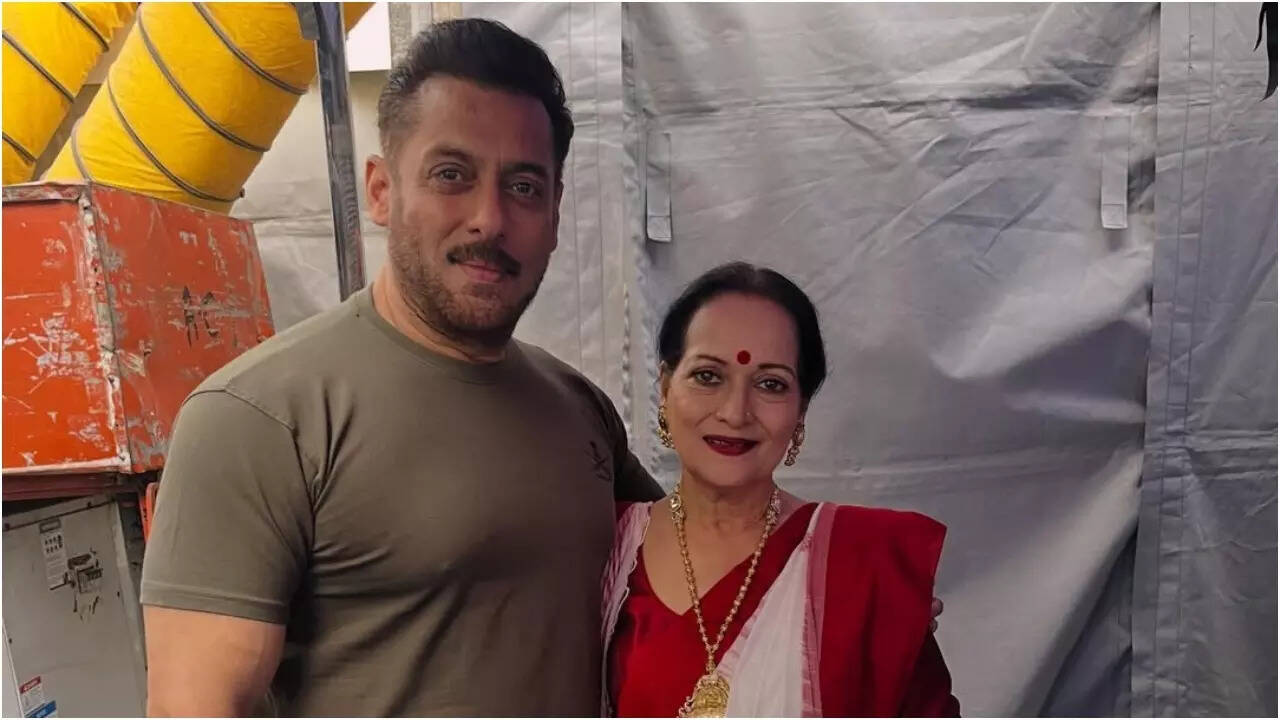 Salman Khan reunites with Himani Shivpuri - see post