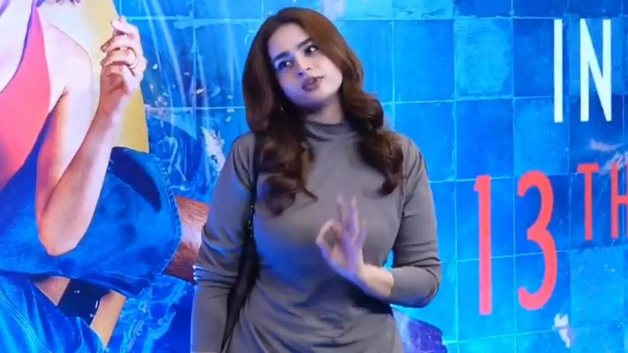 Ayesha Khan schools paps as they ask her to turn around for pics