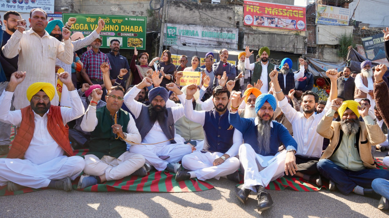 AAP protests outside Congress offices in Punjab over Partap Bajwa’ s remarks against minister