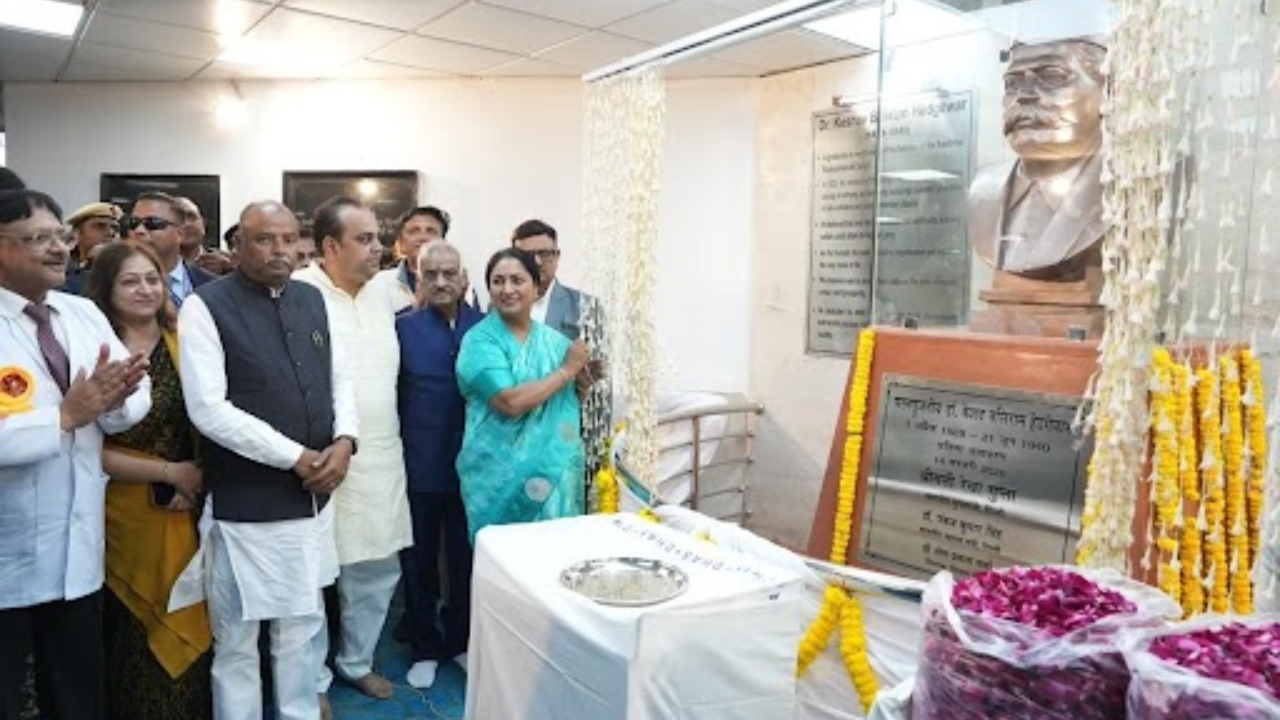 Delhi CM inaugurates statue of RSS founder at east Delhi hospital