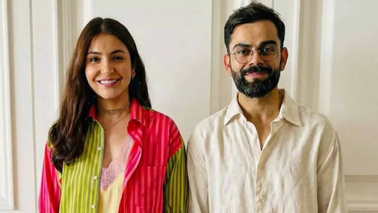Virat Kohli-Anushka Sharma pose for pics with fans
